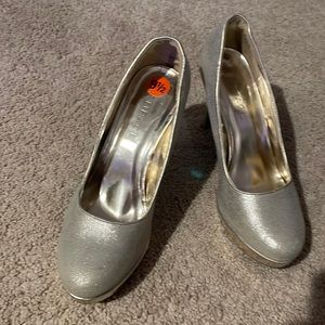 Rampage size 9 1/2 gold heels